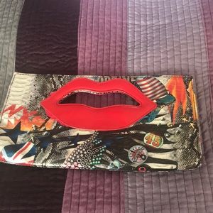 Multi color clutch